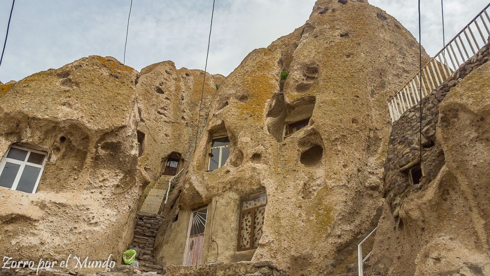 Vista de la casa de piedra